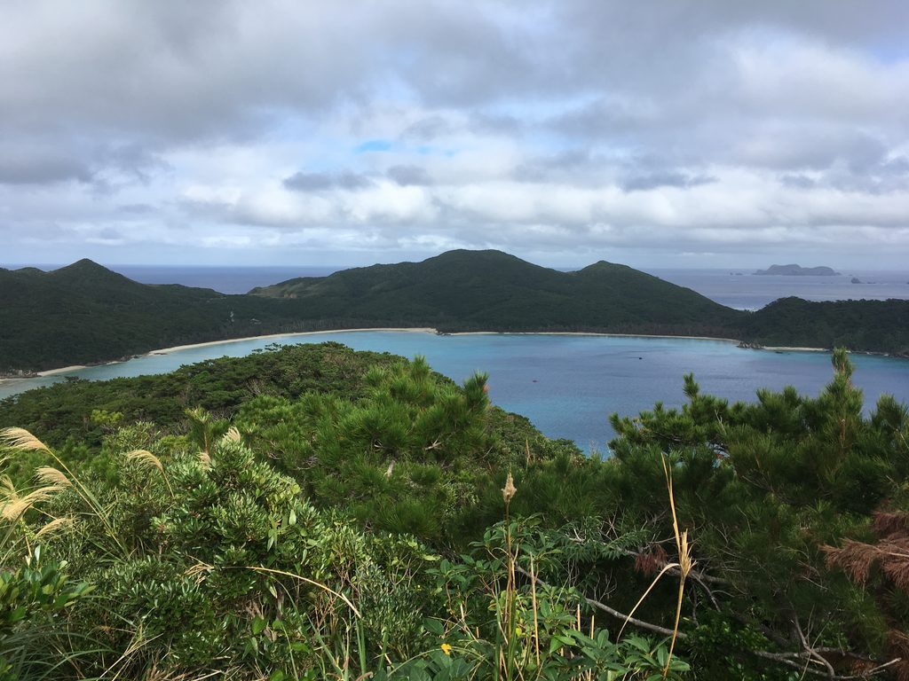 高月山展望台から見おろした座間味島の入り江と島々
