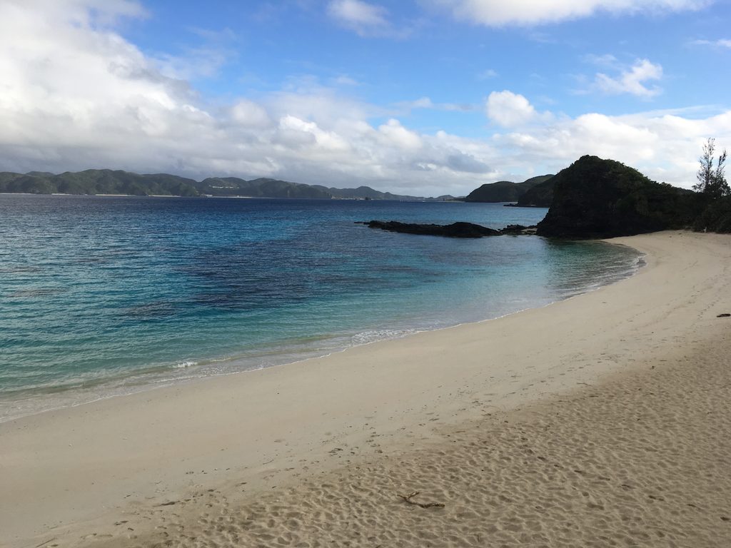 古座間味ビーチの白い砂浜と慶良間ブルーの海