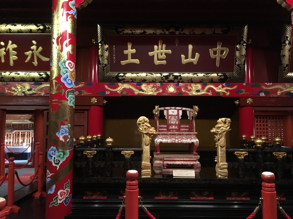 焼ける前の首里城正殿の中にあった王の玉座(御差床・うさすか)