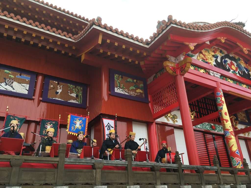 2019年元日、首里城正殿の前で演奏する人々