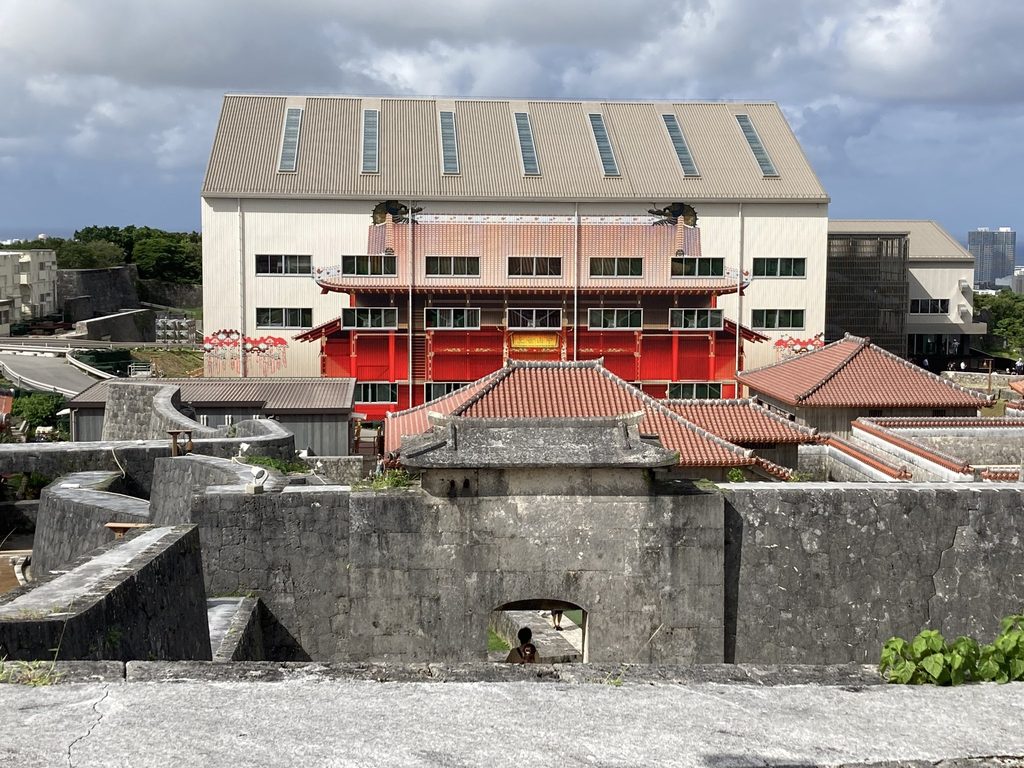 工事中の首里城正殿を覆う素屋根(2024年10月)