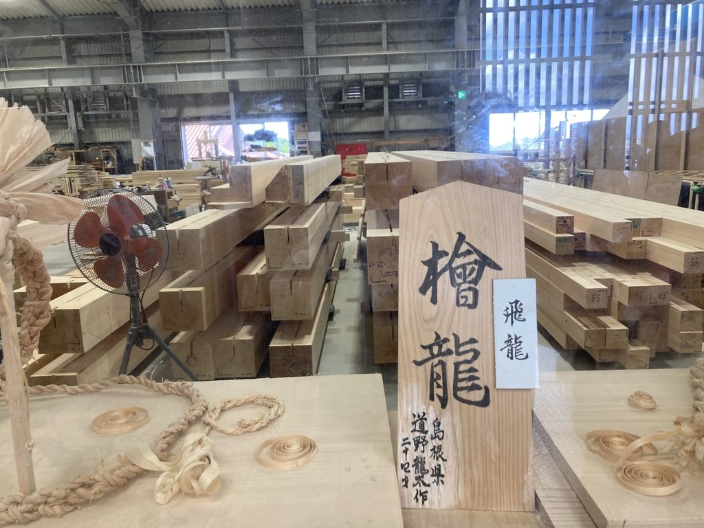 「檜」「龍」と書かれた首里城正殿の復元用の木材(2024年10月)