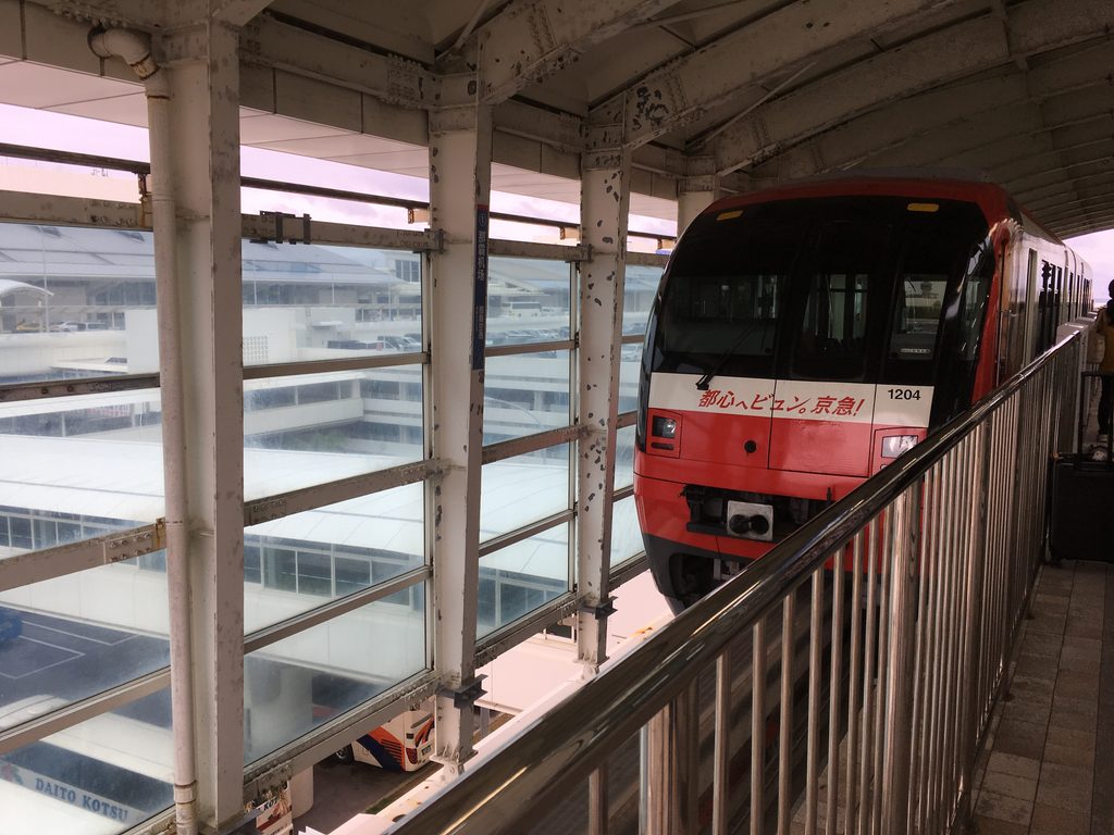那覇空港駅に停まるゆいレール(沖縄都市モノレール)